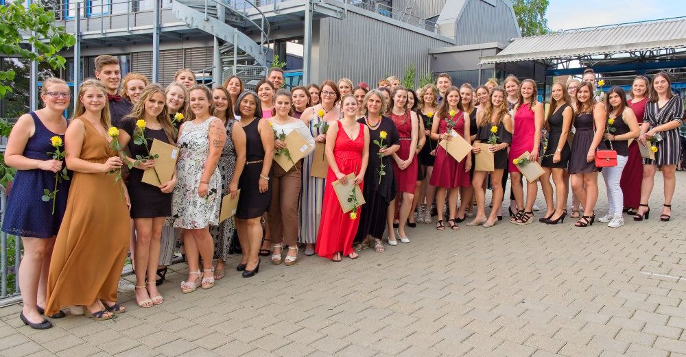 Die Absolventen und Absolventinnen der Sozialpädagogik (Foto: Hebsacker)