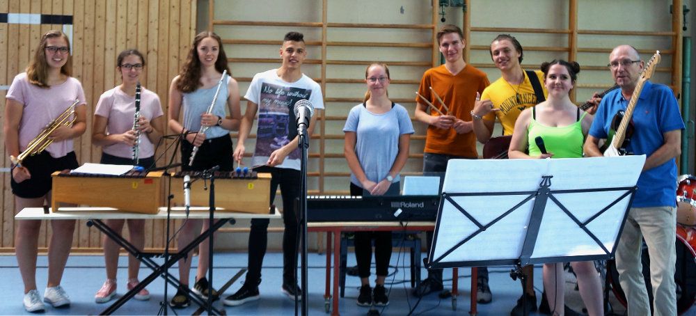 Die Schulband umrahmte die Abschlussfeier der Albert-Schweitzer-Schule (Text/Foto: J. Storz)